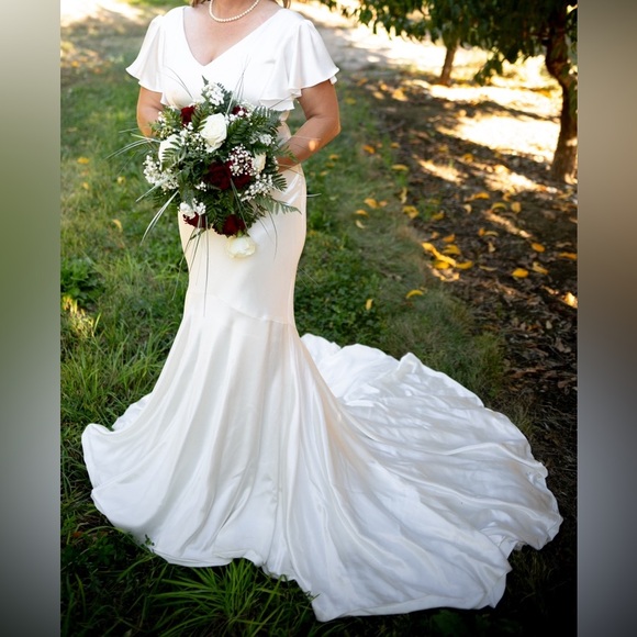 Ivory Flutter Sleeve V-Neck Maxi Mermaid Sexy Bridal Gown Wedding Dress - Picture 1 of 5